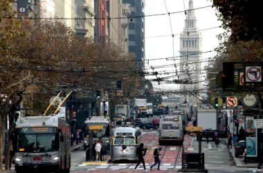 సాన్ ఫ్రాన్సిస్కో: ప్రపంచ ఆర్టిఫిషియల్ ఇంటెలిజెన్స్ కేంద్రంగా మరింత మన్నన సాన్ ఫ్రాన్సిస్కో నగరం 2020 నుండి ఇప్పటి వరకు $103 బిలియన్ వర్చ్యూల్ కేపిటల్ (VC) పెట్టుబడులు ఆకర్షిస్తూ, ఆర్టిఫిషియల్ ఇంటెలిజెన్స్ రంగంలో ప్రపంచ ప్రాముఖ్యతను మరింత పెంచుకుంది. ఇక్కడ ఉన్న AI కంపెనీలు గత ఐదు సంవత్సరాల్లో 5 మిలియన్ చదరపు అడుగుల ఆఫీస్ స్థలాన్ని అద్దెకు తీసుకున్నాయి. 2030 నాటికి ఈ స్థలం 16 మిలియన్ చదరపు అడుగులకు చేరవచ్చు అని అంచనా. ప్రధానాంశాలు: సాన్ ఫ్రాన్సిస్కోలో అధిక స్థాయిలో AI పరిశోధన, అభివృద్ధి జరుగుతుండటంతో, వ్యాపార ఆఫీస్ ఖాళీ పరిస్థితి కనిష్టంగా పడిపోవచ్చని భావిస్తున్నారు. ఈ AI బూమ్ వలన నగరం వాణిజ్య స్థలాల మార్కెట్కు పునర్నవీనత వస్తోంది మరియు సాన్ ఫ్రాన్సిస్కో ఐదు దశాబ్దాలకు పైగా టెక్ ఆవిష్కరణ కేంద్రంగా ఉన్న చారిత్రక స్థానాన్ని మరల నిర్ధారిస్తోంది. సాంకేతిక సమర్థత వల్ల ఆఫీస్ అవసరాలు కొంత తగ్గినా, వ్యక్తిగత సహకారం మరియు పరిశోధనకు అవసరమైన స్థలాలకు డిమాండ్ పెరిగిపోతోంది. నగరం AI ప్రతిభా, పెట్టుబడులకు మౌలిక కేంద్రంగా కొనసాగుతూ, ప్రపంచవ్యాప్తంగా AI అభివృద్ధిని ఆకృతీకరిస్తోంది. దృష్టికోణం: ప్రపంచ ప్రఖ్యాత టెక్ హబ్గా సాన్ ఫ్రాన్సిస్కో స్థానం మరింత సుస్థిరంగా నిలబడి, AI రంగంలో పెట్టుబడులు, కొత్త కంపెనీలు, ప్రతిభావంతుల హాజరు వలన రంగం మరింత విస్తరిస్తుంది. ఇది అంతర్జాతీయంగా AI పరిశోధన, వినియోగం, వాణిజ్యపరమైన విజయాల దిశగా గిత్తడుగా మారింది అని అనిపిస్తోంది.