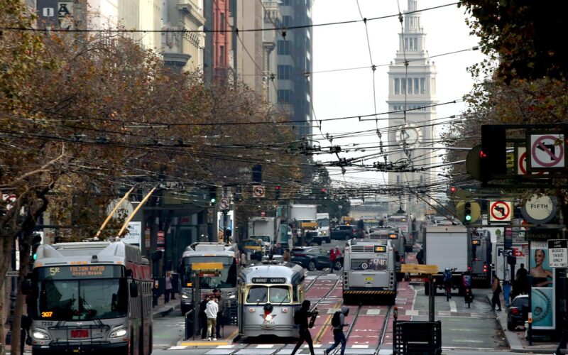 సాన్ ఫ్రాన్సిస్కో: ప్రపంచ ఆర్టిఫిషియల్ ఇంటెలిజెన్స్ కేంద్రంగా మరింత మన్నన సాన్ ఫ్రాన్సిస్కో నగరం 2020 నుండి ఇప్పటి వరకు $103 బిలియన్ వర్చ్యూల్ కేపిటల్ (VC) పెట్టుబడులు ఆకర్షిస్తూ, ఆర్టిఫిషియల్ ఇంటెలిజెన్స్ రంగంలో ప్రపంచ ప్రాముఖ్యతను మరింత పెంచుకుంది. ఇక్కడ ఉన్న AI కంపెనీలు గత ఐదు సంవత్సరాల్లో 5 మిలియన్ చదరపు అడుగుల ఆఫీస్ స్థలాన్ని అద్దెకు తీసుకున్నాయి. 2030 నాటికి ఈ స్థలం 16 మిలియన్ చదరపు అడుగులకు చేరవచ్చు అని అంచనా. ప్రధానాంశాలు: సాన్ ఫ్రాన్సిస్కోలో అధిక స్థాయిలో AI పరిశోధన, అభివృద్ధి జరుగుతుండటంతో, వ్యాపార ఆఫీస్ ఖాళీ పరిస్థితి కనిష్టంగా పడిపోవచ్చని భావిస్తున్నారు. ఈ AI బూమ్ వలన నగరం వాణిజ్య స్థలాల మార్కెట్కు పునర్నవీనత వస్తోంది మరియు సాన్ ఫ్రాన్సిస్కో ఐదు దశాబ్దాలకు పైగా టెక్ ఆవిష్కరణ కేంద్రంగా ఉన్న చారిత్రక స్థానాన్ని మరల నిర్ధారిస్తోంది. సాంకేతిక సమర్థత వల్ల ఆఫీస్ అవసరాలు కొంత తగ్గినా, వ్యక్తిగత సహకారం మరియు పరిశోధనకు అవసరమైన స్థలాలకు డిమాండ్ పెరిగిపోతోంది. నగరం AI ప్రతిభా, పెట్టుబడులకు మౌలిక కేంద్రంగా కొనసాగుతూ, ప్రపంచవ్యాప్తంగా AI అభివృద్ధిని ఆకృతీకరిస్తోంది. దృష్టికోణం: ప్రపంచ ప్రఖ్యాత టెక్ హబ్గా సాన్ ఫ్రాన్సిస్కో స్థానం మరింత సుస్థిరంగా నిలబడి, AI రంగంలో పెట్టుబడులు, కొత్త కంపెనీలు, ప్రతిభావంతుల హాజరు వలన రంగం మరింత విస్తరిస్తుంది. ఇది అంతర్జాతీయంగా AI పరిశోధన, వినియోగం, వాణిజ్యపరమైన విజయాల దిశగా గిత్తడుగా మారింది అని అనిపిస్తోంది.