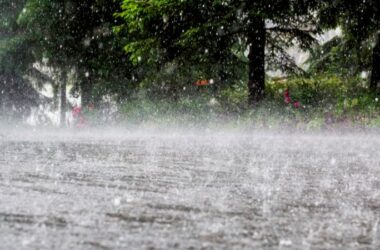 ఏపీకి భారీ వర్షాలు: ఉత్తర తీరానికి ఆరెంజ్ అలర్ట్, రాయలసీమకు యెల్లో హెచ్చరిక