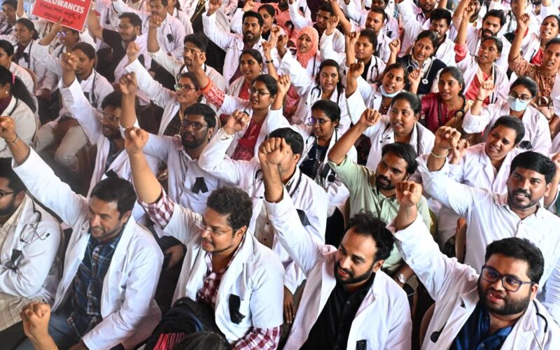 ఆంధ్రప్రదేశ్ ప్రభుత్వం ఇన్సర్వీస్ కోటా నిర్ణయం: క్లినికల్ PG సీట్లకు 15%, నాన్క్లినికల్ కి 30% కోటా