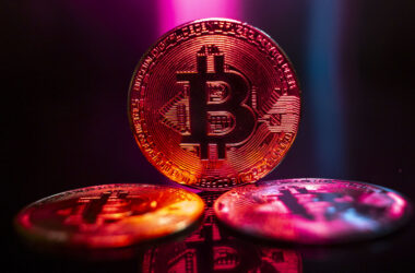 బిట్కాయిన్లో ‘కన్సాలిడేషన్ ఫేజ్’: ETFలో క్యాష్ అవుట్, మళ్ళీ స్థిరపడుతోన్న ధర