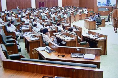 ఏపీ శాసనసభ: రోజువారీ పనిముట్లు 8గండ్ల నుండి 10గండ్లకు పెంపు ఆమోదం