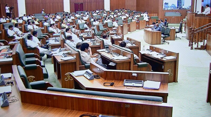 ఏపీ శాసనసభ: రోజువారీ పనిముట్లు 8గండ్ల నుండి 10గండ్లకు పెంపు ఆమోదం
