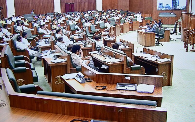 ఏపీ శాసనసభ: రోజువారీ పనిముట్లు 8గండ్ల నుండి 10గండ్లకు పెంపు ఆమోదం