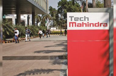 టెక్ మహీంద్రా Q2 నికర లాభం 4.4% తగ్గింది; రూ.15 మధ్యంతర డివిడెండ్ ప్రకటించింది