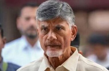 చంద్రబాబు ముఖ్య అధికారులతో సమీక్ష – జిల్లా స్థాయిలో ప్రత్యేక బాధ్యులు, రిలీఫ్ టాస్క్కి రంగ అధికార యంత్రాంగం