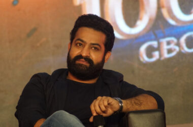 జూనియర్ ఎన్టీఆర్ 'దేవర: పార్ట్ 1' హిందీ డబ్ వెర్షన్ నవంబర్ 26న స్టార్ గోల్డ్లో టెలివిజన్ ప్రీమియర్.