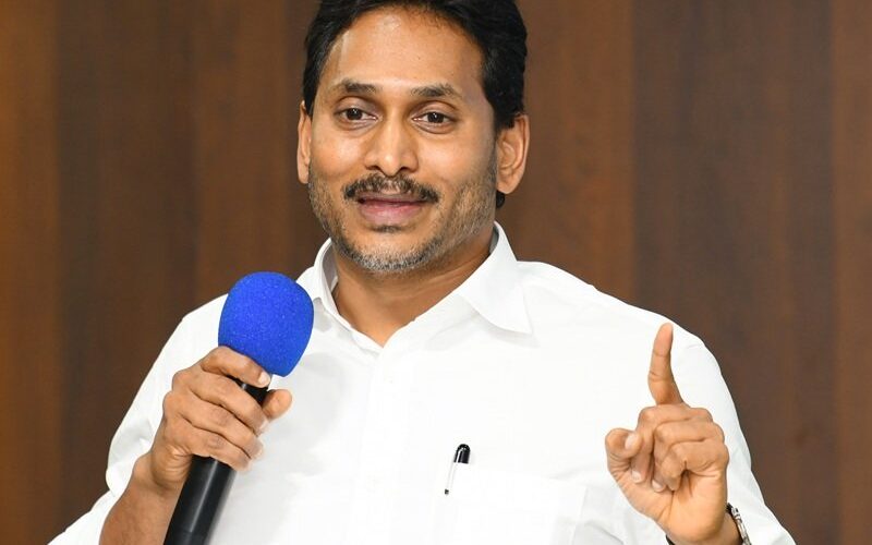 YSR కాంగ్రెస్ పార్టీ ప్రభుత్వ మెడికల్ కాలేజీల ప్రైవేటీకరణకు వ్యతిరేకంగా సమూహ వ్యతిరేకాలు.