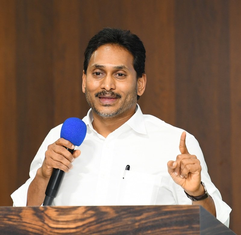YSR కాంగ్రెస్ పార్టీ ప్రభుత్వ మెడికల్ కాలేజీల ప్రైవేటీకరణకు వ్యతిరేకంగా సమూహ వ్యతిరేకాలు.