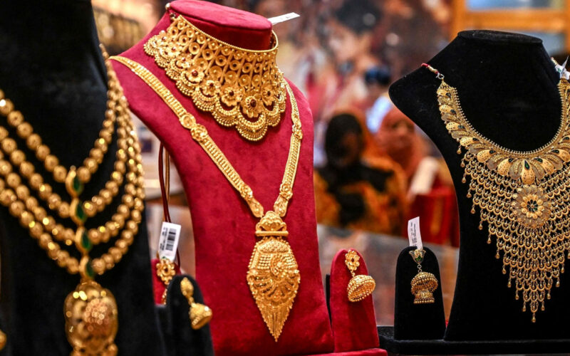 బంగారం ధరలు మళ్లీ దూసుకెళుతూ 10 గ్రాములకు రూ.1,27,910